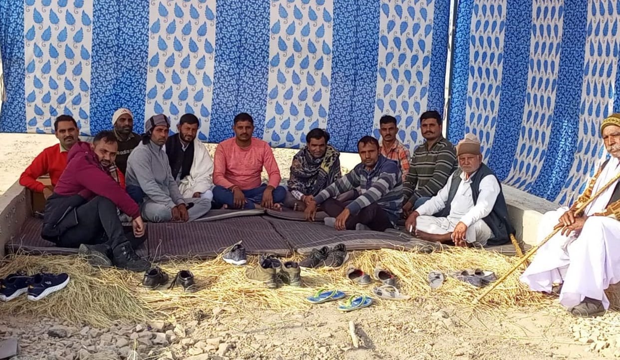People of Kinana village started protest demanding flyover on Jind-Rohtak road