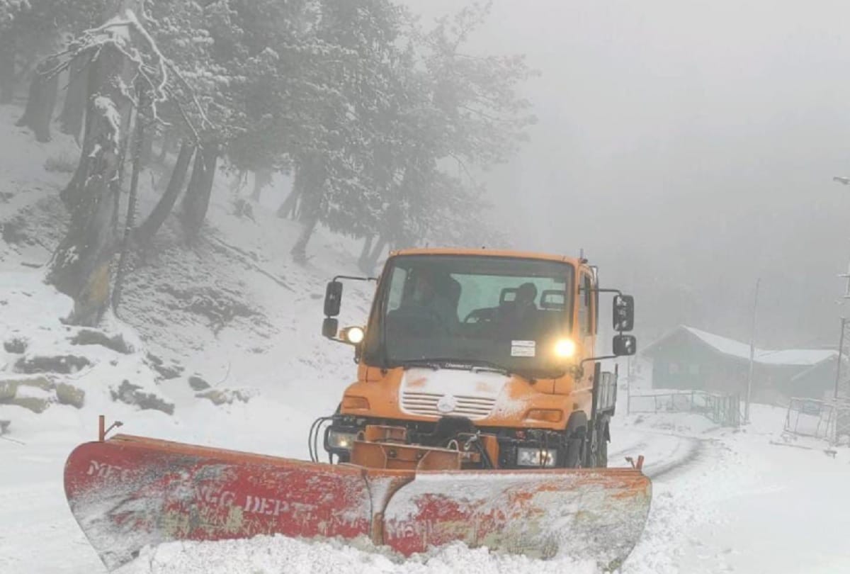 Weather: Mughal road closed due to snowfall, Mechanical Engineering Department team engaged in snow removal work from these areas