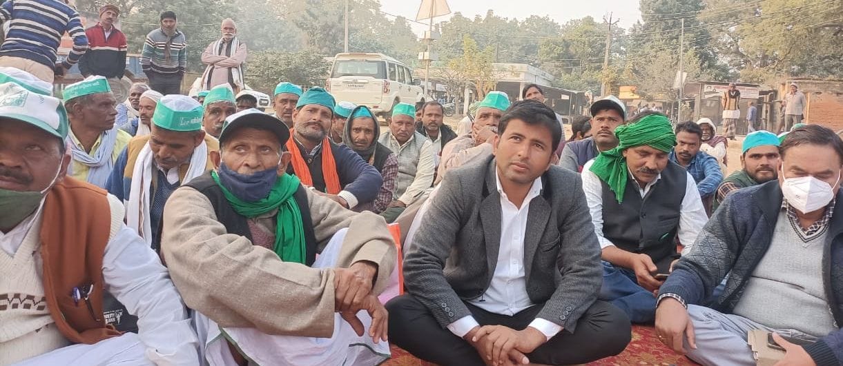fathepur news,BKU workers sit on dharna over paddy cut