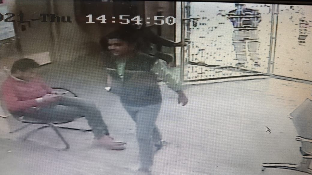 fathepur news,50 thousand cheated from the youth by becoming a bank worker