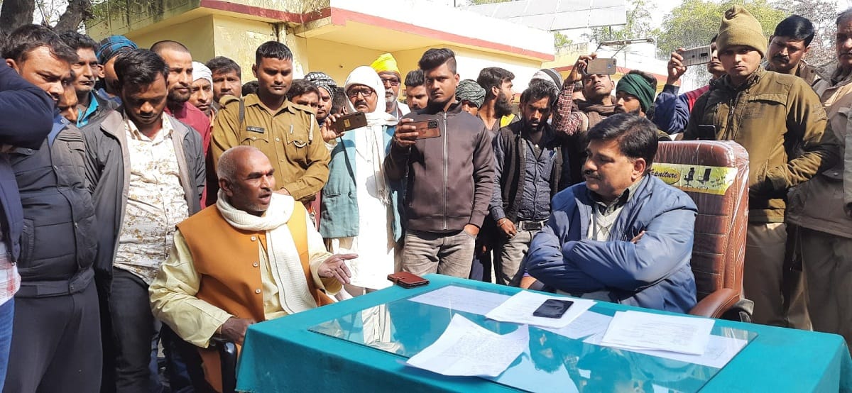 clash between two sides Many injured police force deployed MLAs sitting on dharna in police station in ballia