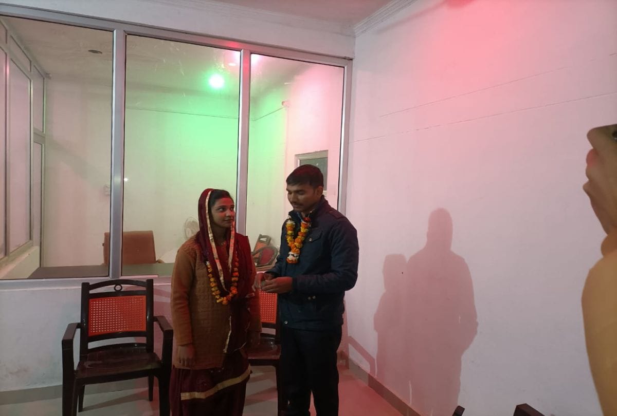 Couple Get Love Marriage In Kasganj Police Station