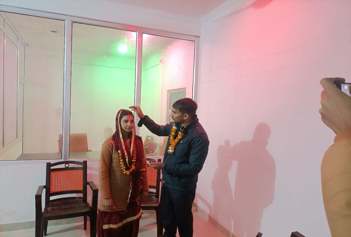 Couple Get Love Marriage In Kasganj Police Station
