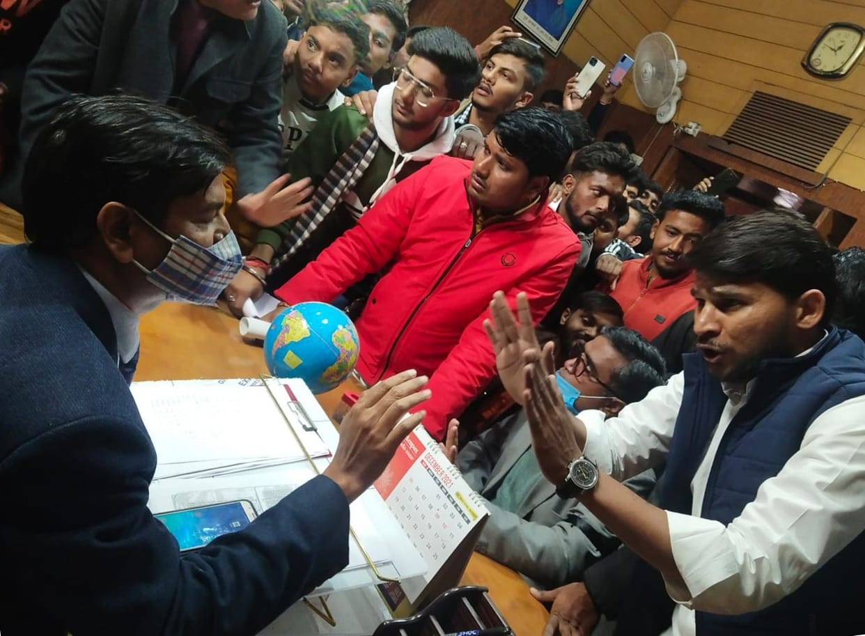 Aligarh: Clashes between principal and ABVP workers in DS College