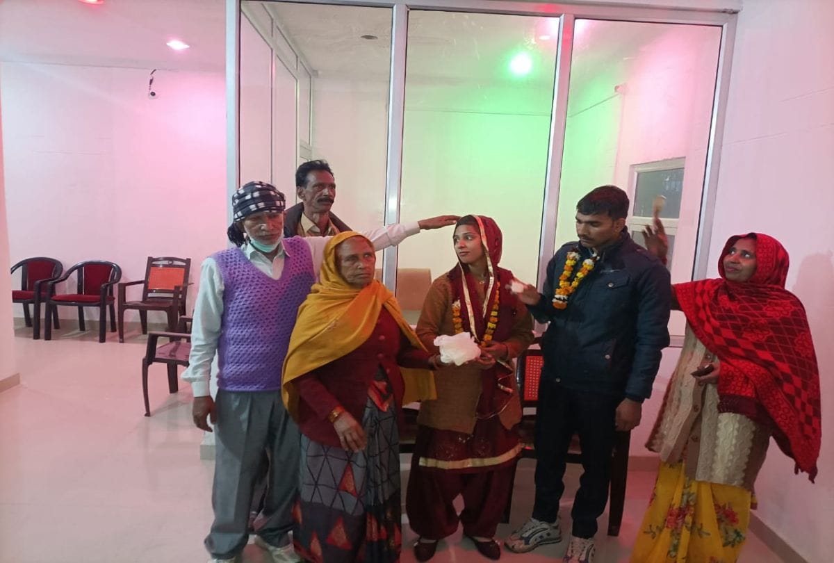 Couple Get Love Marriage In Kasganj Police Station