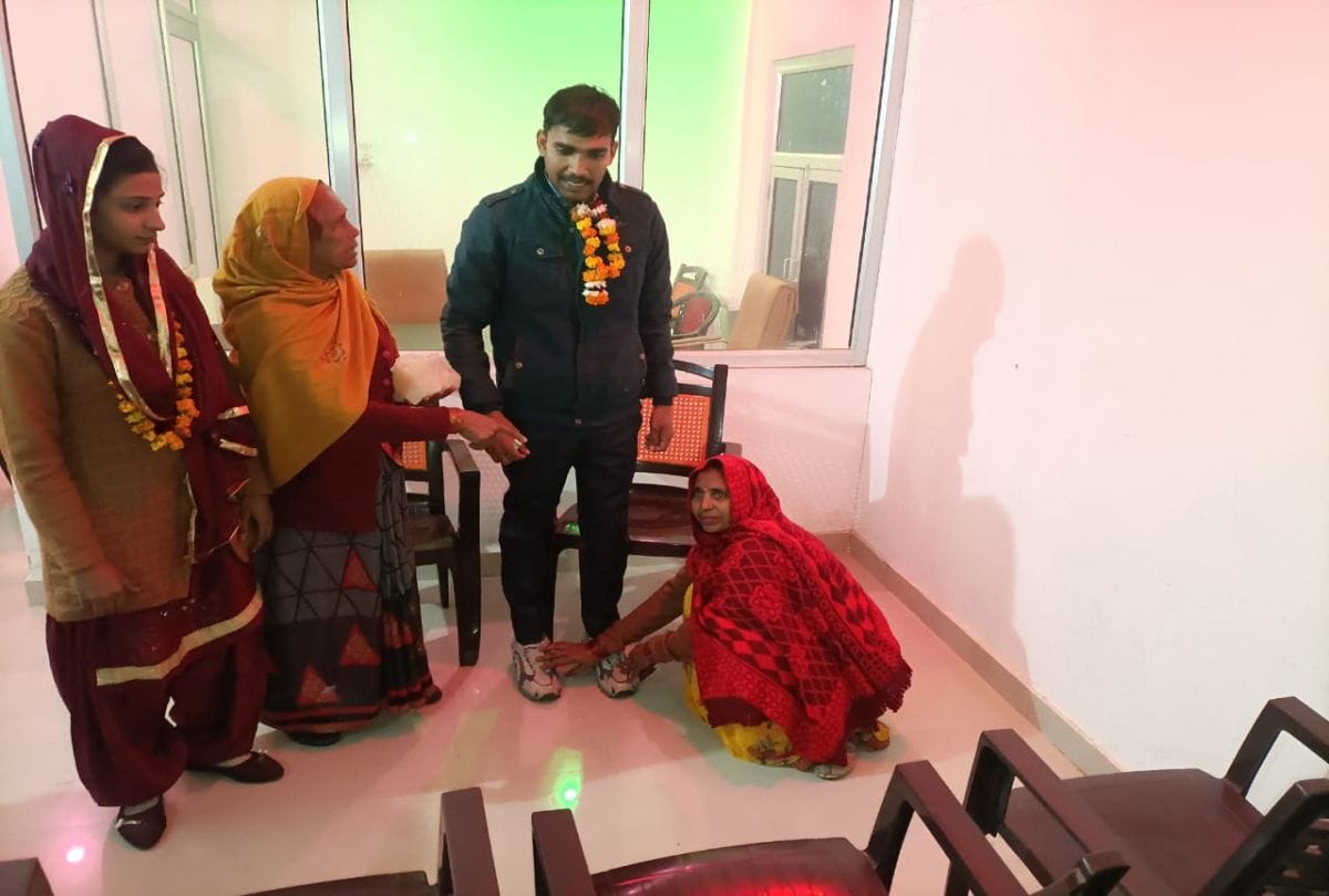 Couple Get Love Marriage In Kasganj Police Station
