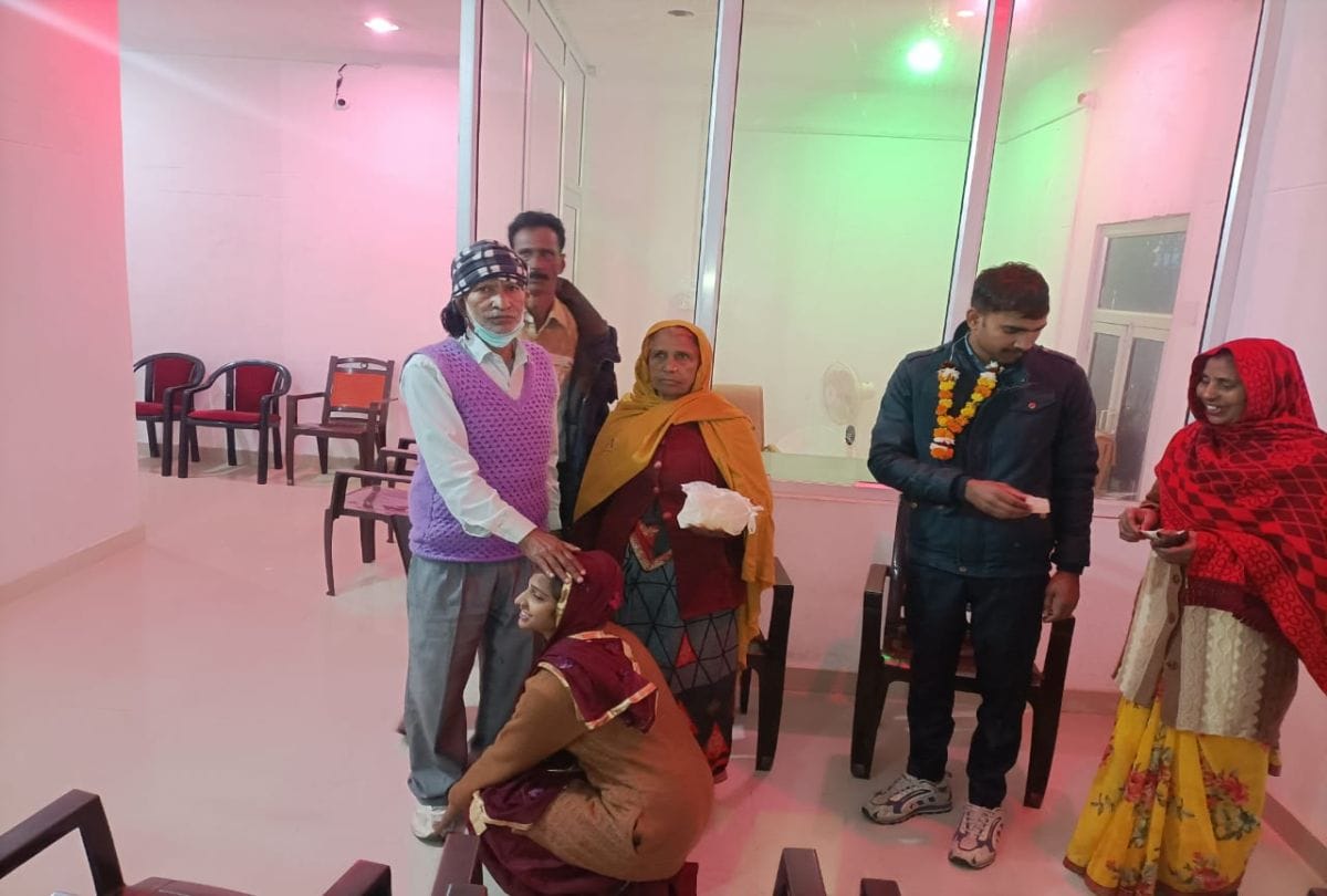 Couple Get Love Marriage In Kasganj Police Station