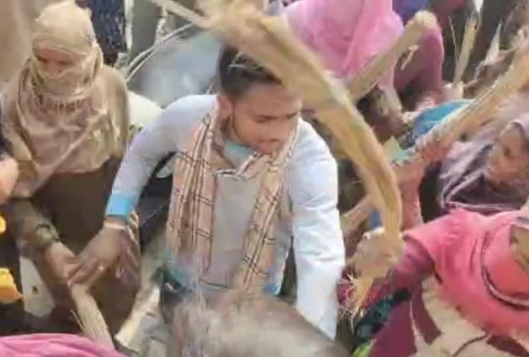 Uproar over stopping women laborers from entering mandi in Fatehabad 