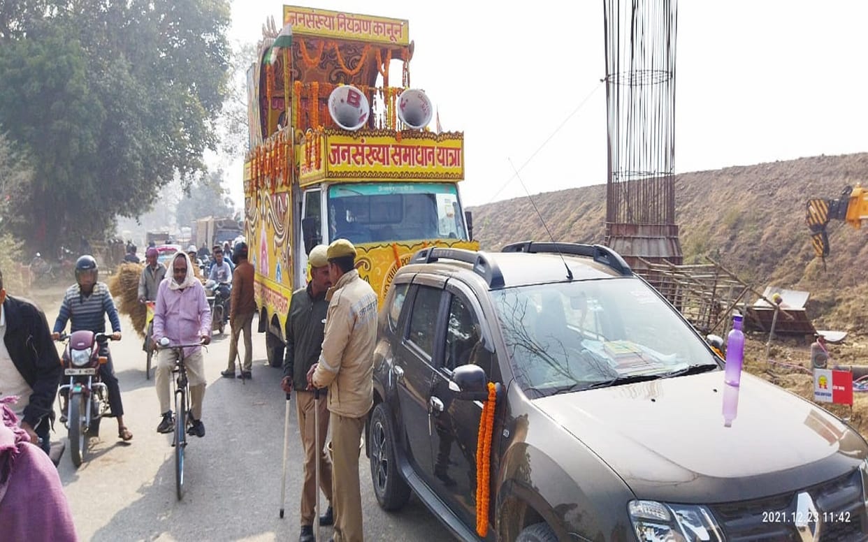 Attack on jansankhya Samadhan Yatra in ghazipur several vehicles damaged and six injured Samajwadi party workers accused