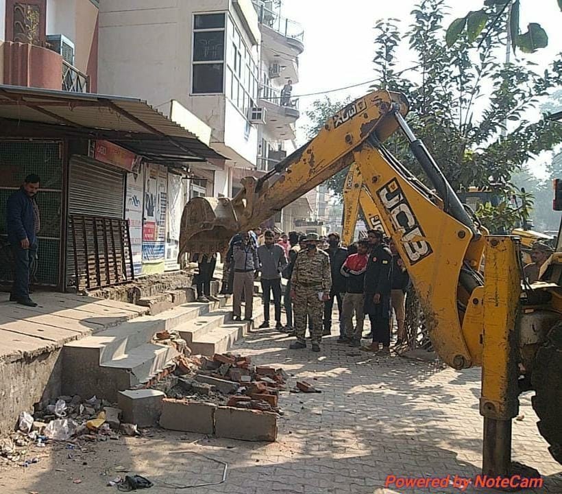 Aligarh: Encroachment demolished at Shamshad Market intersection, protest