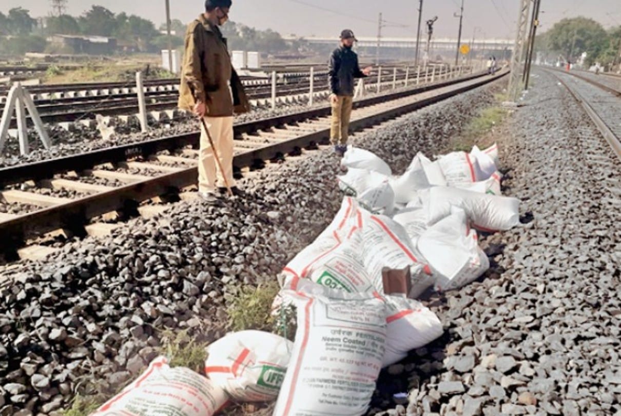 Ujjain: Theft from a moving train, sacks of manure and salt thrown down from the goods train... Police seized and started investigation
