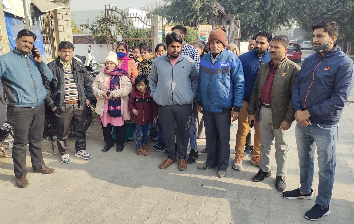 picket outside factory owner's house