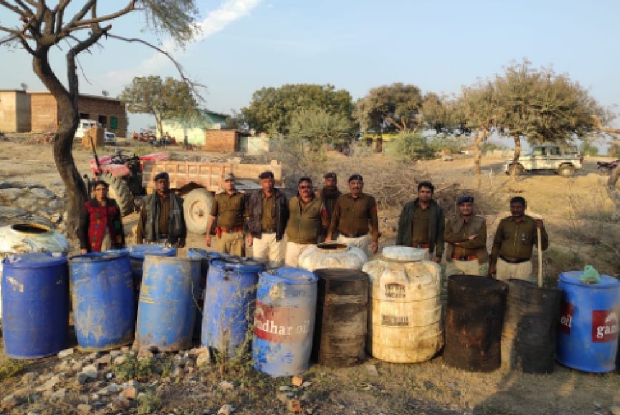 Chhatarpur: Excise department raided, lahan and raw liquor worth lakhs mixed in the soil