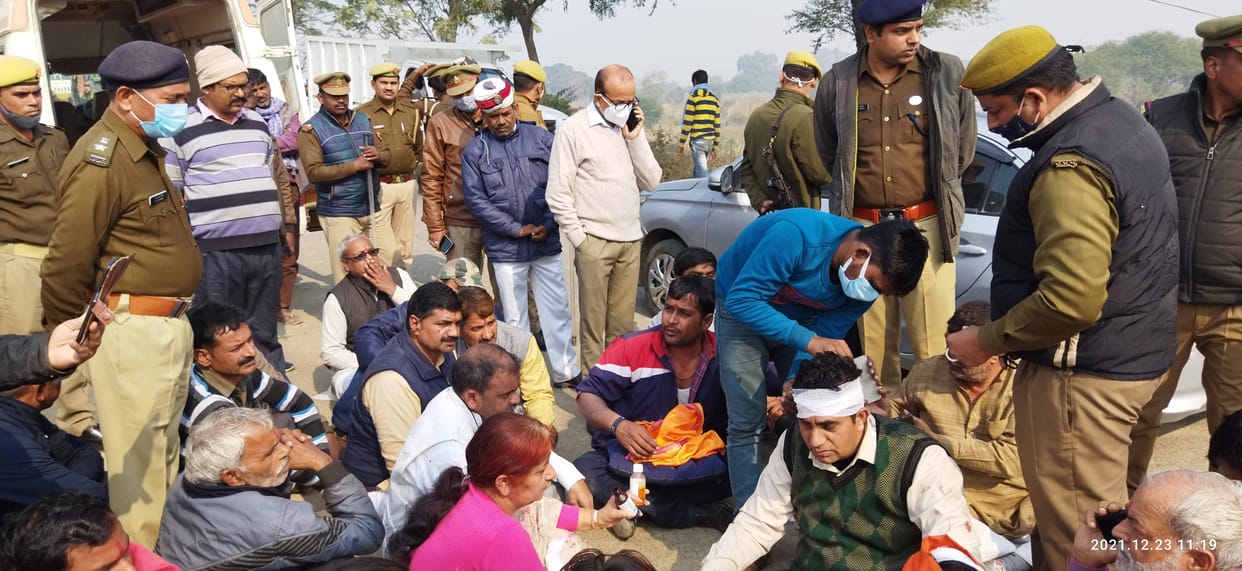 Fight for taking pass from vehicle, seven people injured
