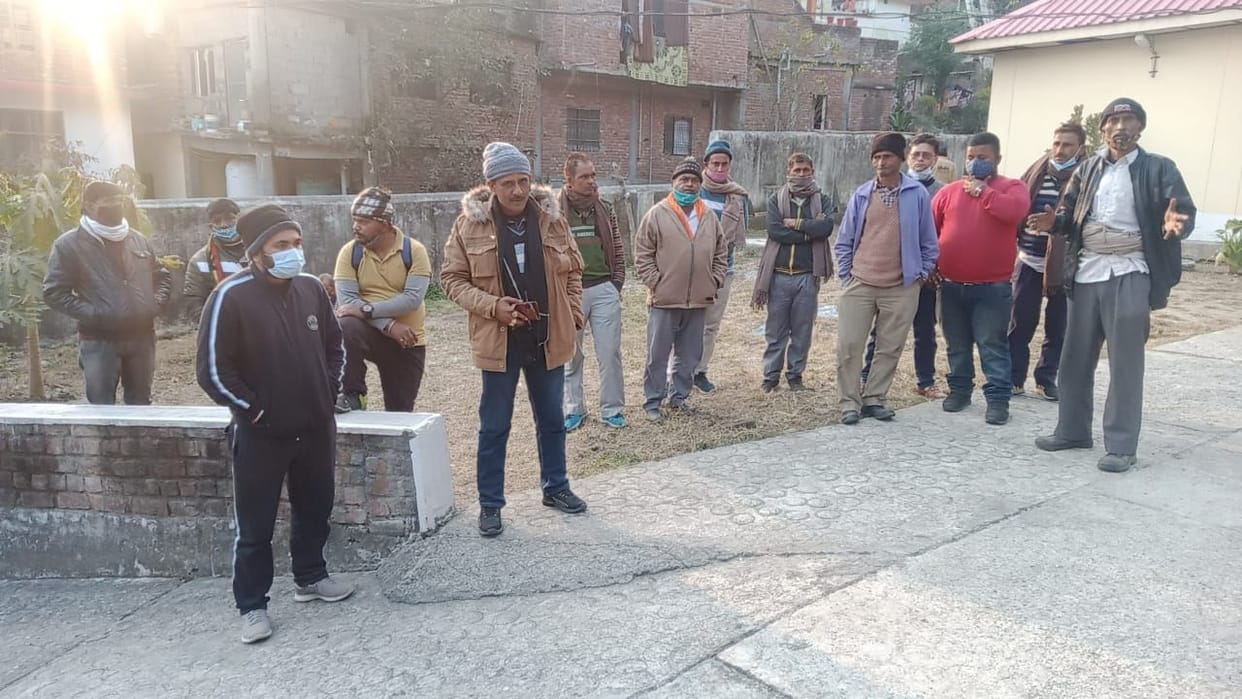 The dead body of the young man was lying in the hospital for four hours, said in the evening post-mortem will be done in Tanda
