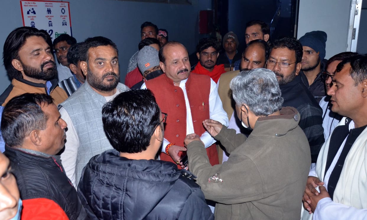 Aligarh: Controversy over phone, then hands left ... then the matter reached till firing