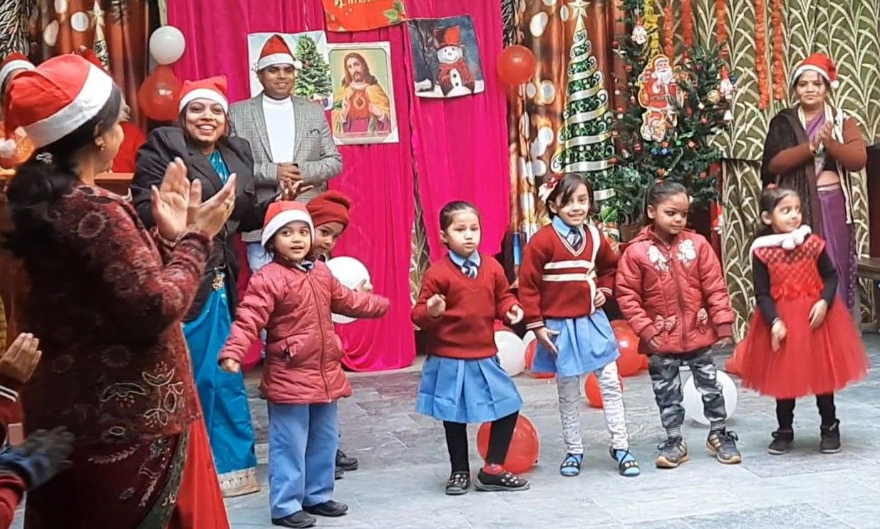 Hathras: Children presented programs on the occasion of Christmas