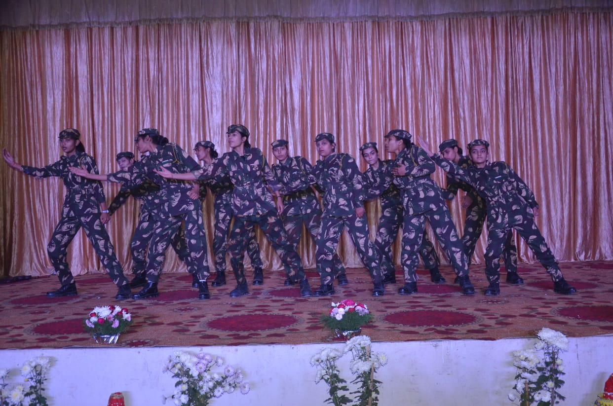 Aligarh: The performance of girls in army uniform made emotional