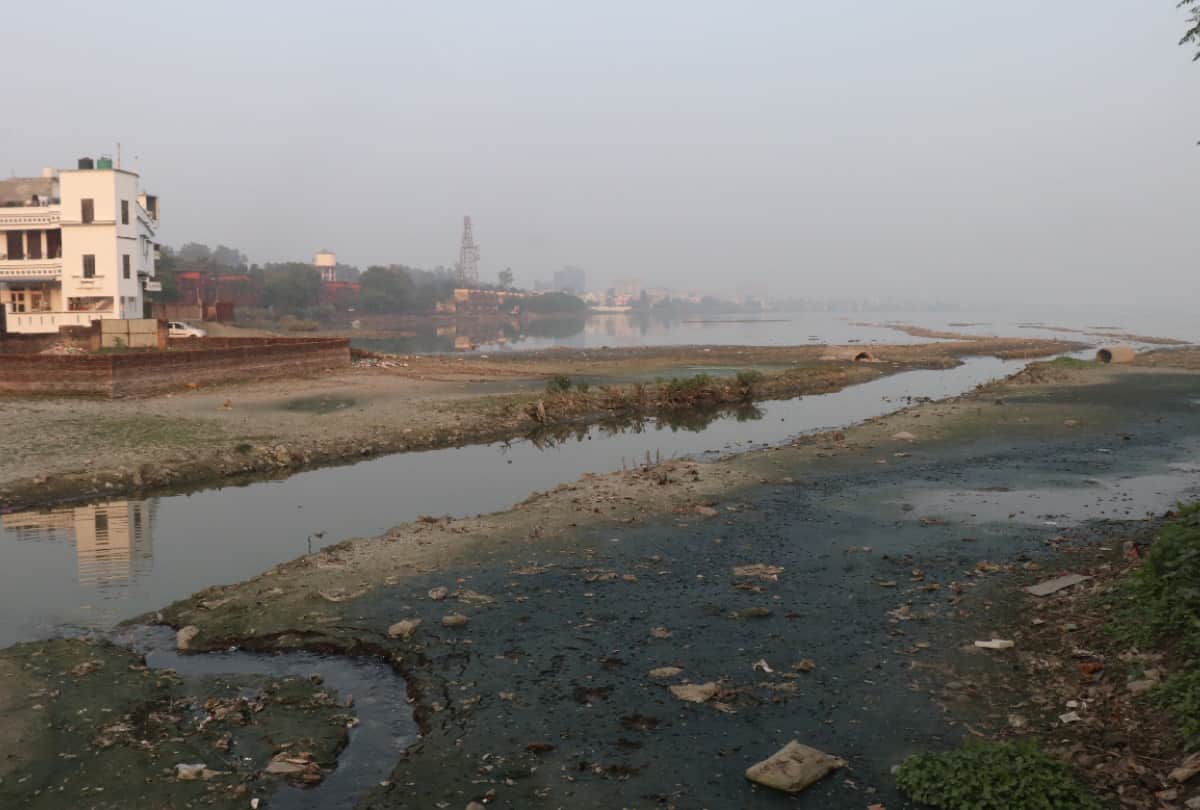 Experts advised to remove silt in Ramgarh tal to solve problem of bad smell
