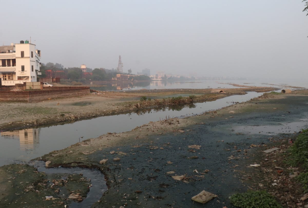 Experts advised to remove silt in Ramgarh tal to solve problem of bad smell