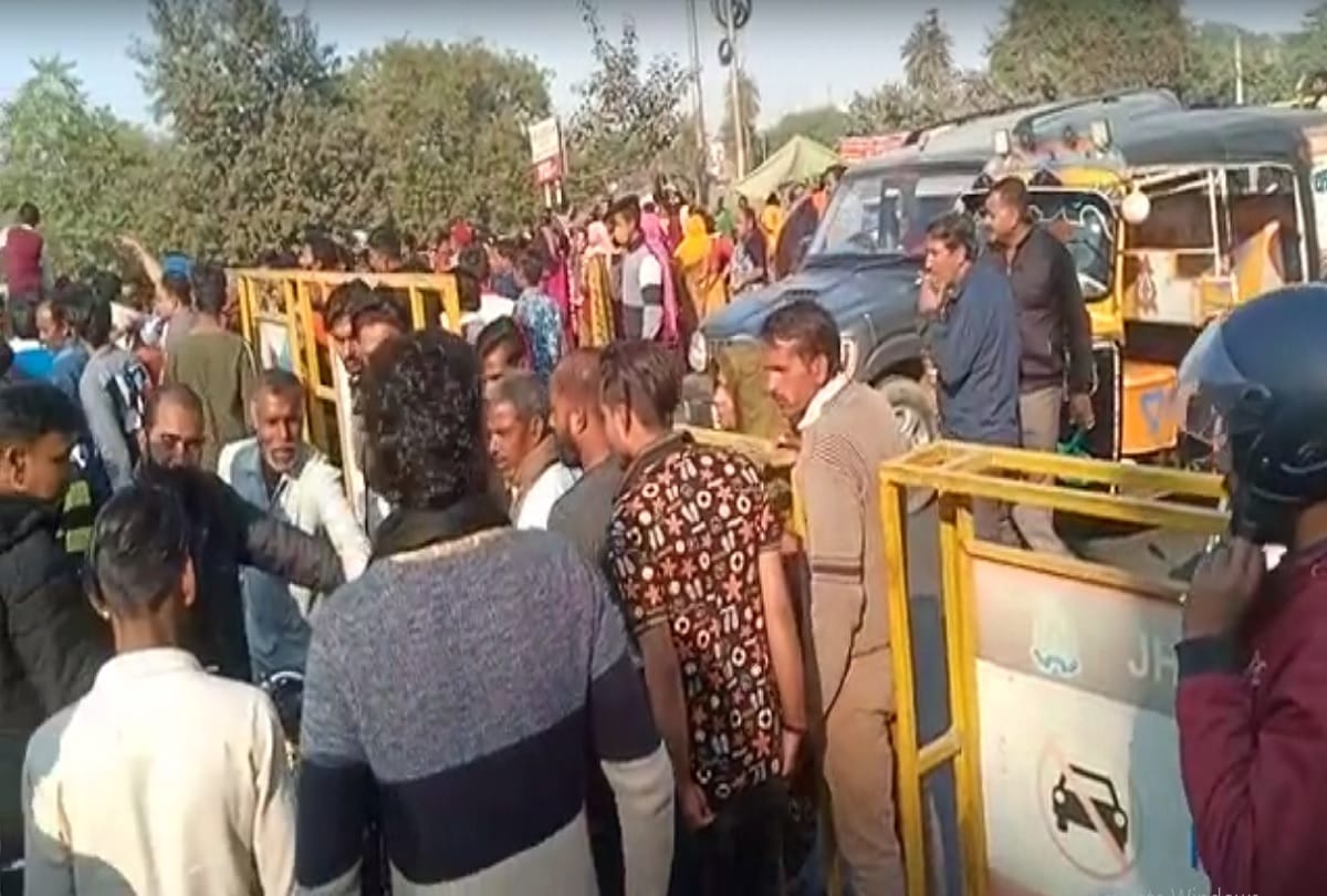 angered by the death of young man in jhansi relatives blockade the road