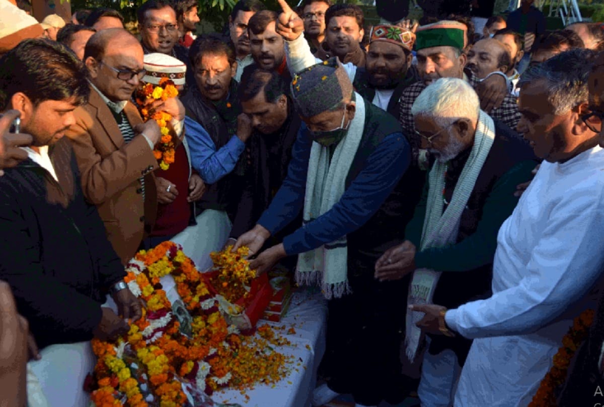 harish rawat sang a song kadam kadam badhaye ja congress ke geet gaye ja
