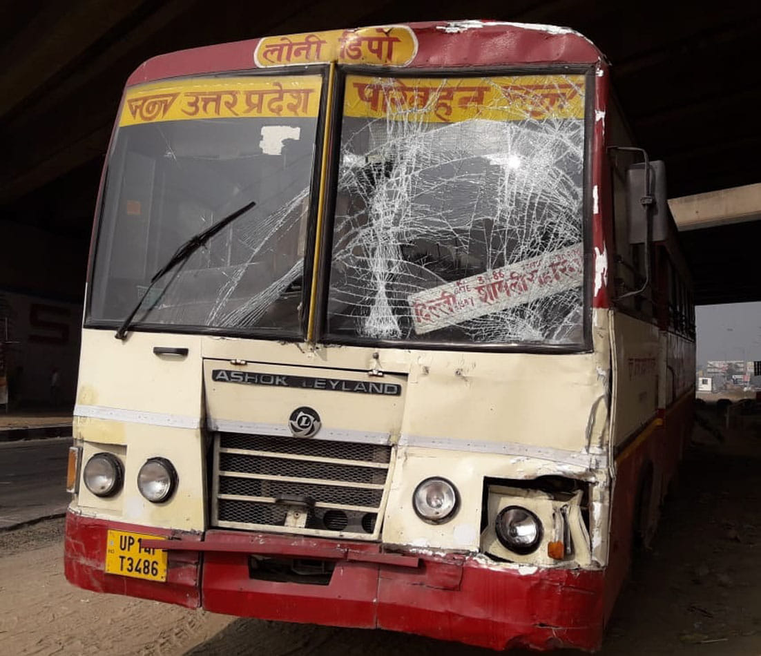 Two buses collided while overtaking, five passengers injured