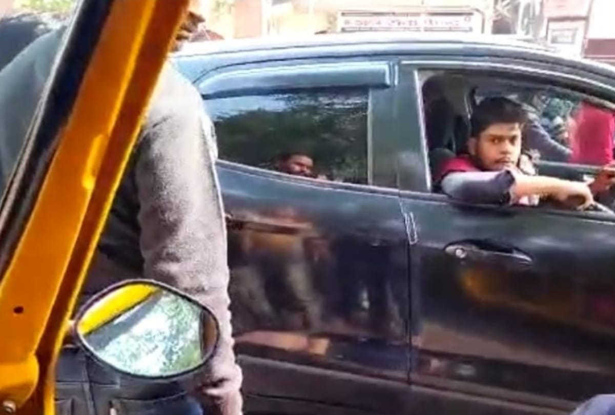 Lucknow: While playing hooter, youths riding SUV waved their weapons, due to not getting the side, the doctor's car collided, police caught two accused