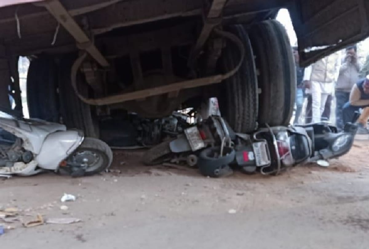 Rae Bareli: Due to brake failure, the roadways bus crushed eight vehicles including the car, some people on the bus jumped and saved their lives.