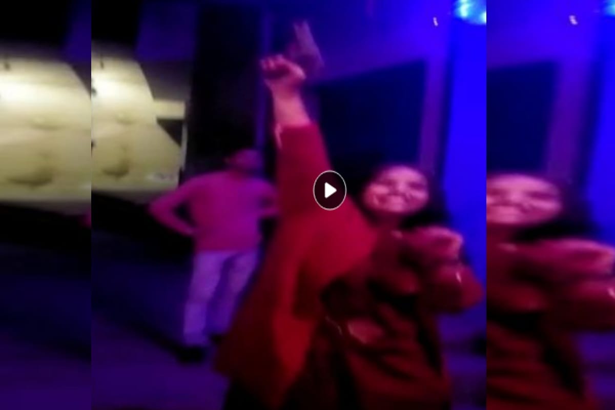 After the youths in UP, now the girls waved pistols, the video went viral