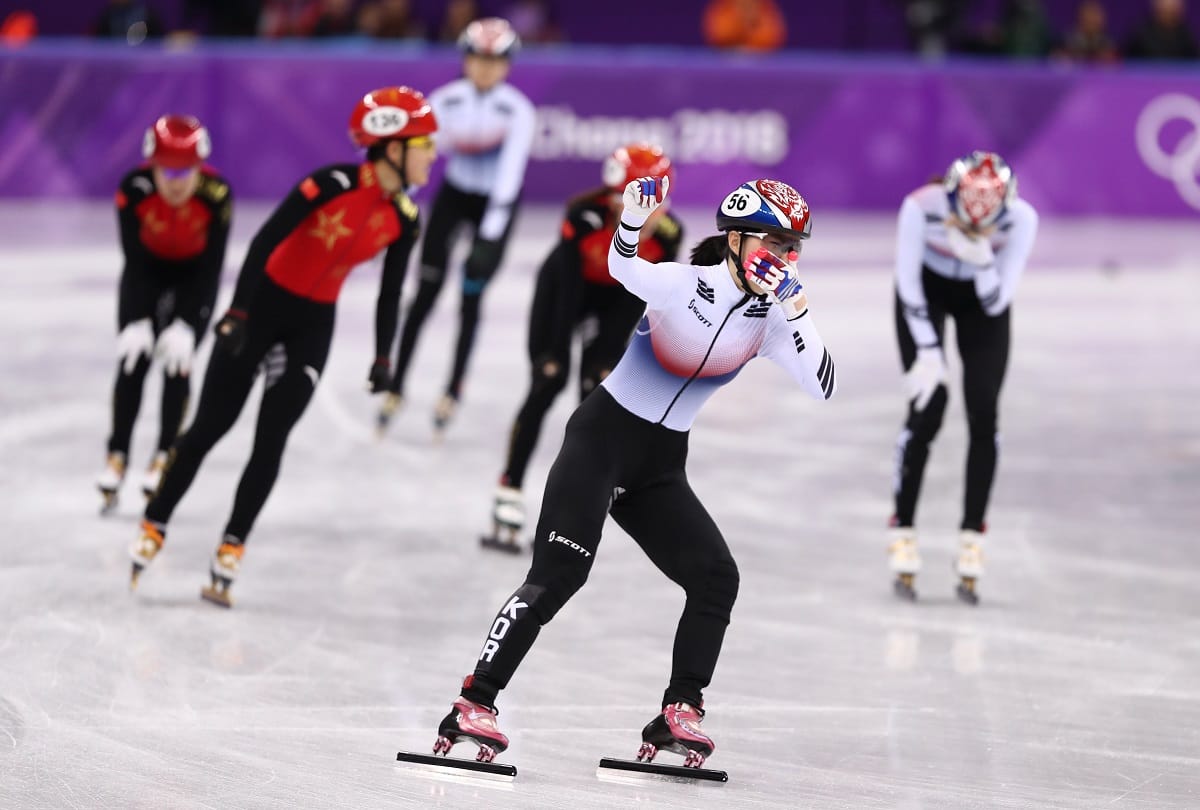 Korea skating: Olympic champion Shim Suk costly sending message to coach, suspended for two months
