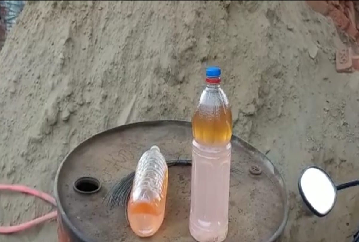 Young Man Caught Fraud On Petrol Pump Water Mix In Agra