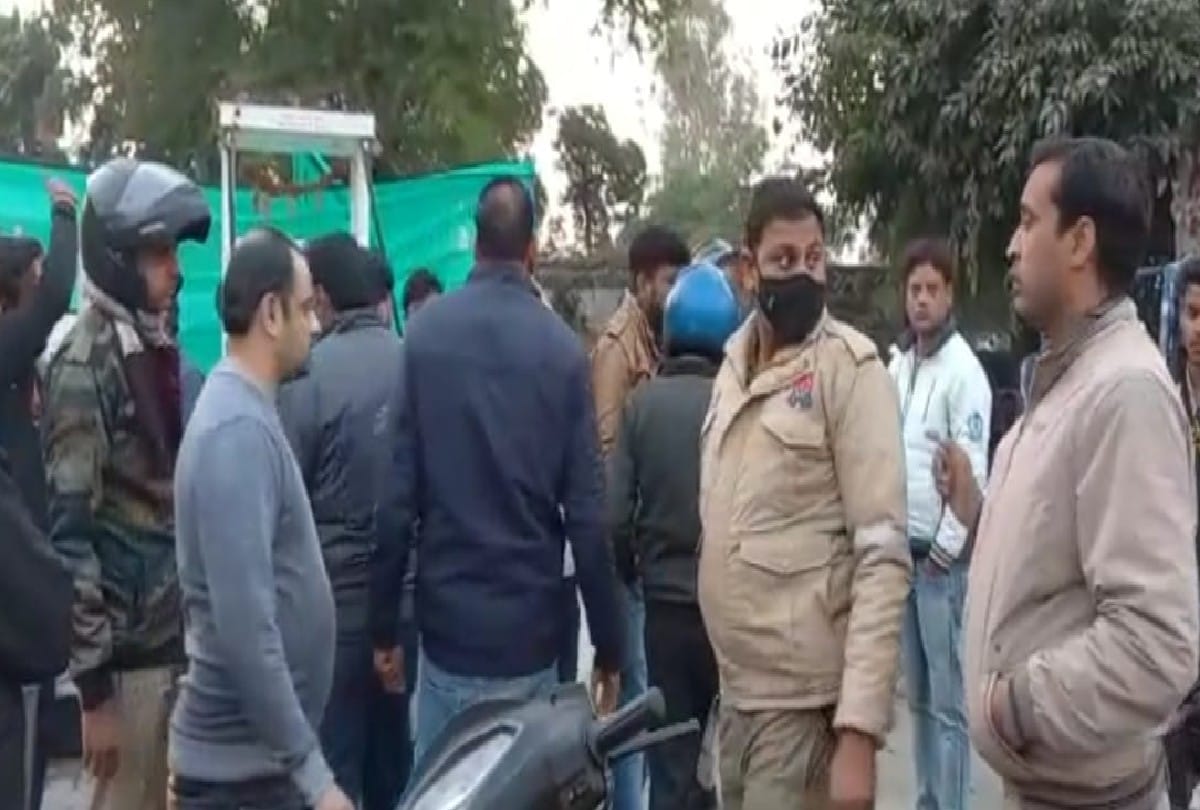 Young Man Caught Fraud On Petrol Pump Water Mix In Agra