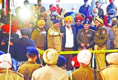 धमाका स्थल पर पहुंचे डिप्टी सीएम सुखजिंदर सिंह रंधावा व पुलिस अधिकारी।