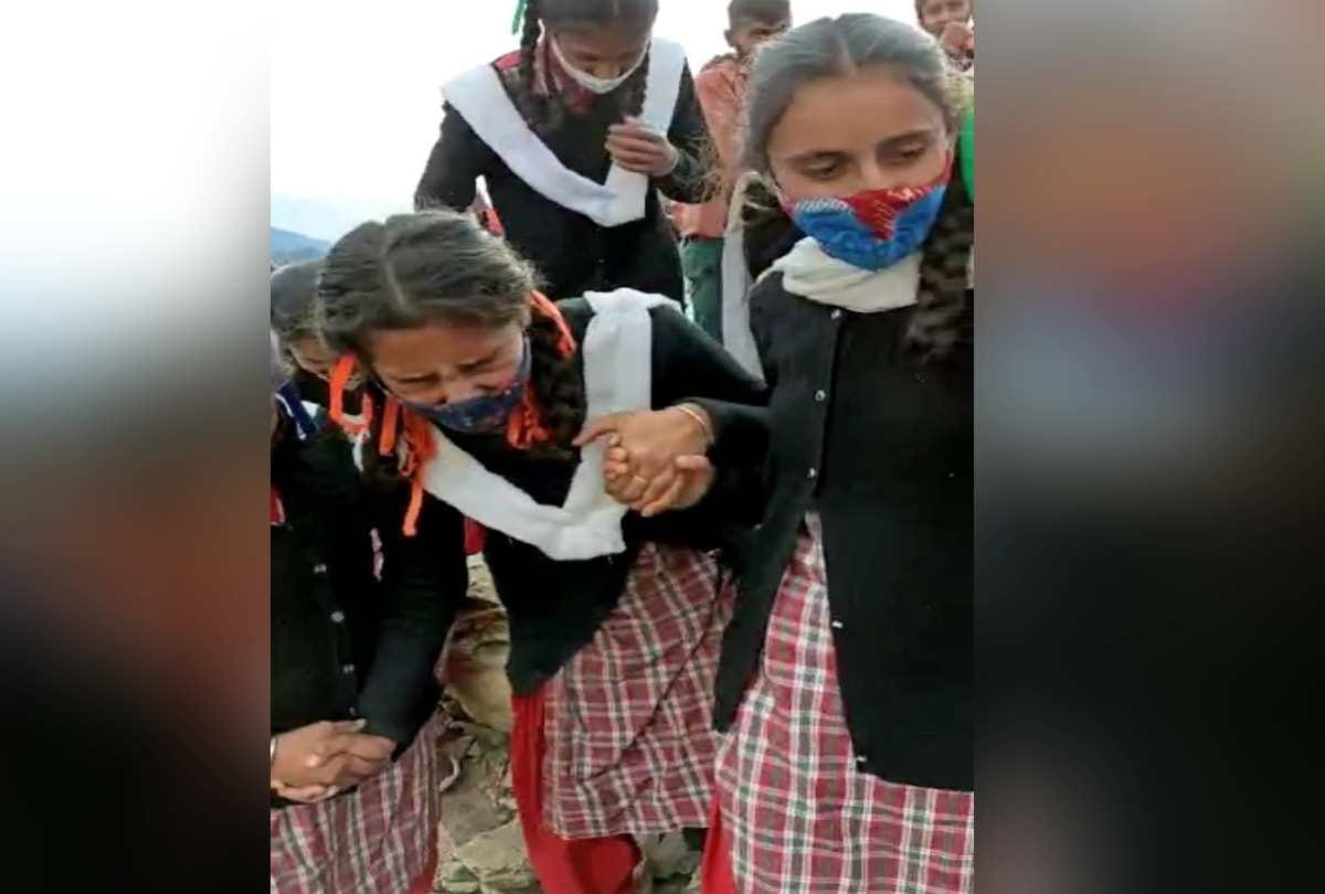 Girls students clash in Himachal's Chamba College, Fiercely Kicked And Punched each other