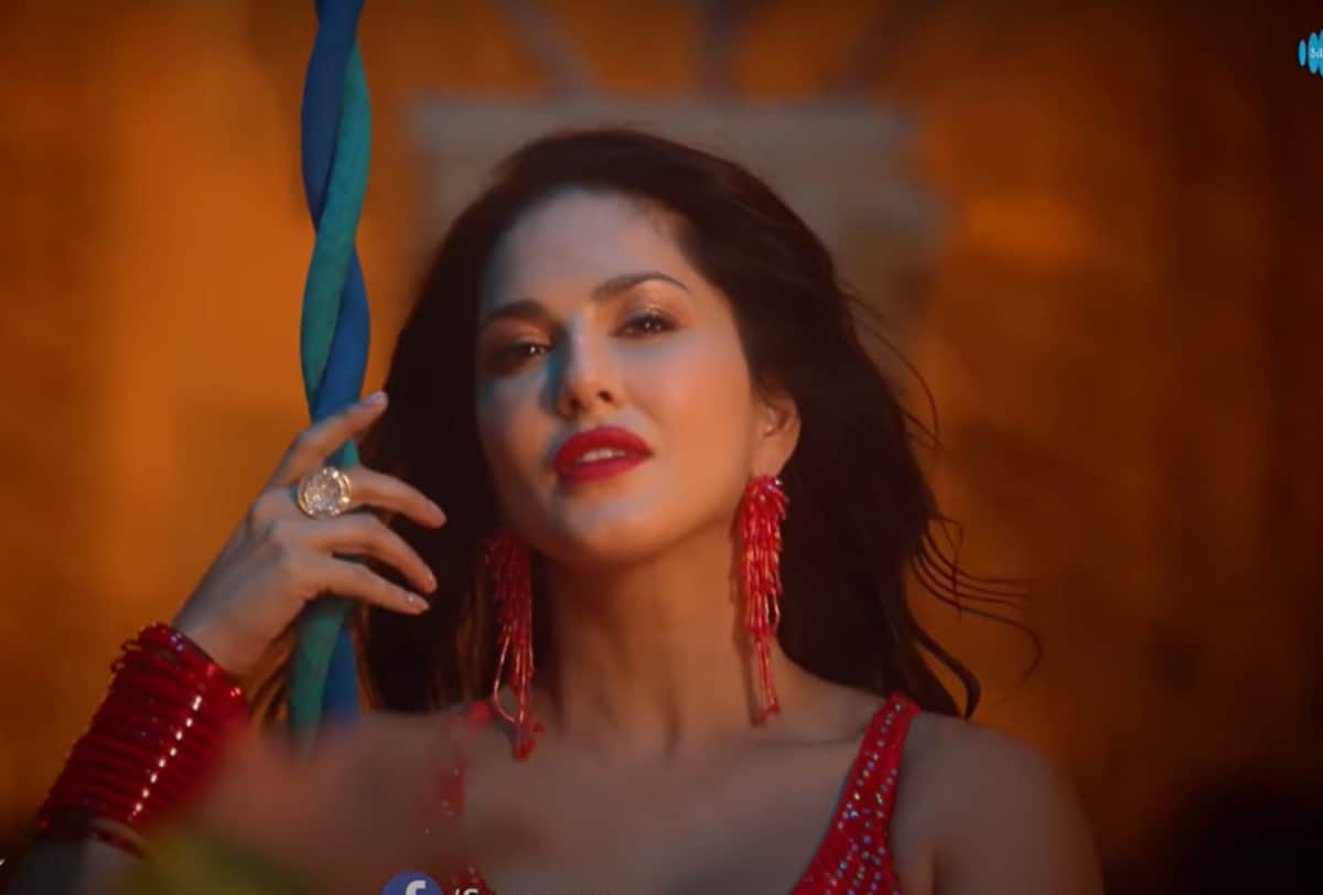 Sunny Leone Trolled For Not Holding Daughter Nisha Hands Husband Daniel Webber Support