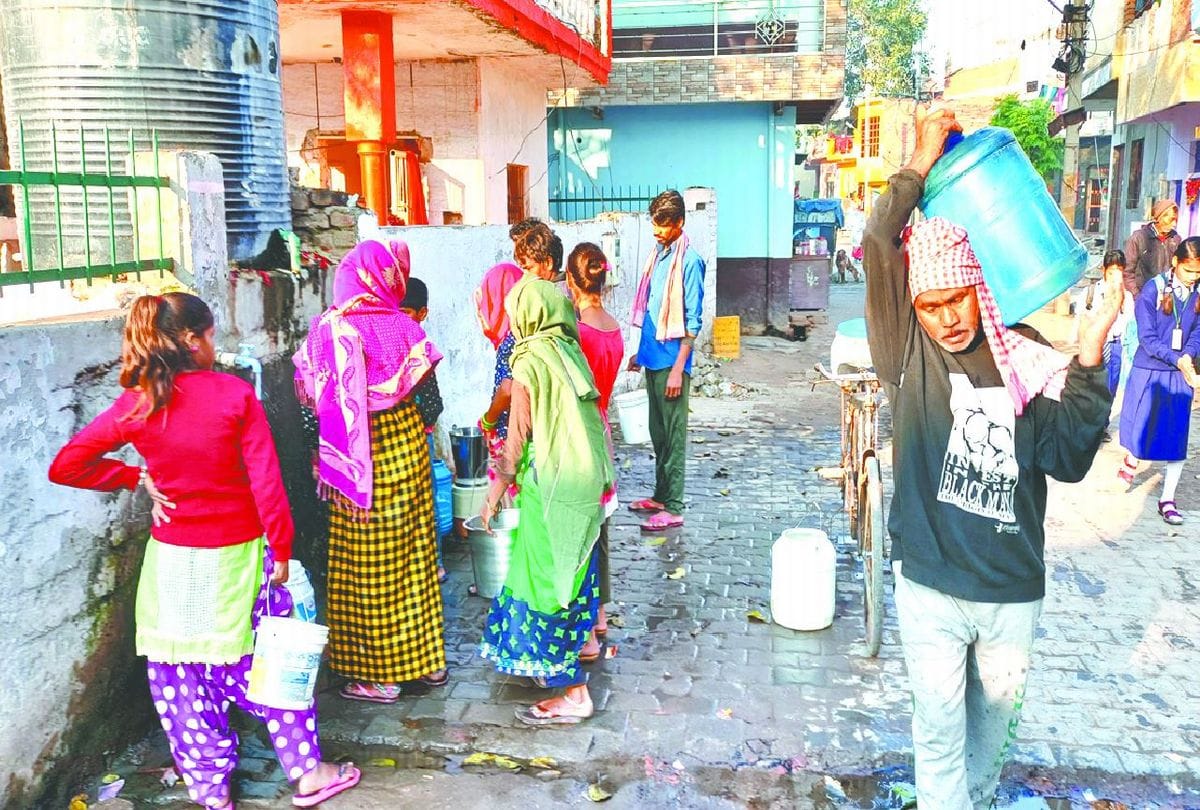 Water Crisis In Agra After Damage Jivani Mandi Pipe Line