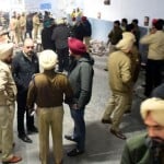 बम धमाका स्थल पर तैनात पुलिसकर्मी।
