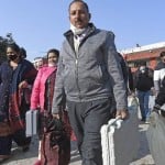 ईवीएम मशीन पोलिंग बूथ लेकर जाते कर्मचारी।