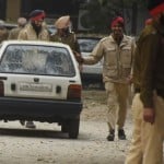 लुधियाना में धमाके के बाद कार हटाते पुलिसकर्मी।