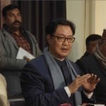पत्रकारों से बात करते किरेन रिजिजू (मध्य में)
