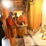 मुख्यमंत्री योगी और केंद्रीय मंत्री सर्बानंद सोनोवाल ने श्री राम जन्मभूमि जाकर अस्थाई मंदिर में विराजमान रामलला का भी दर्शन पूजन कर आरती उतारी।