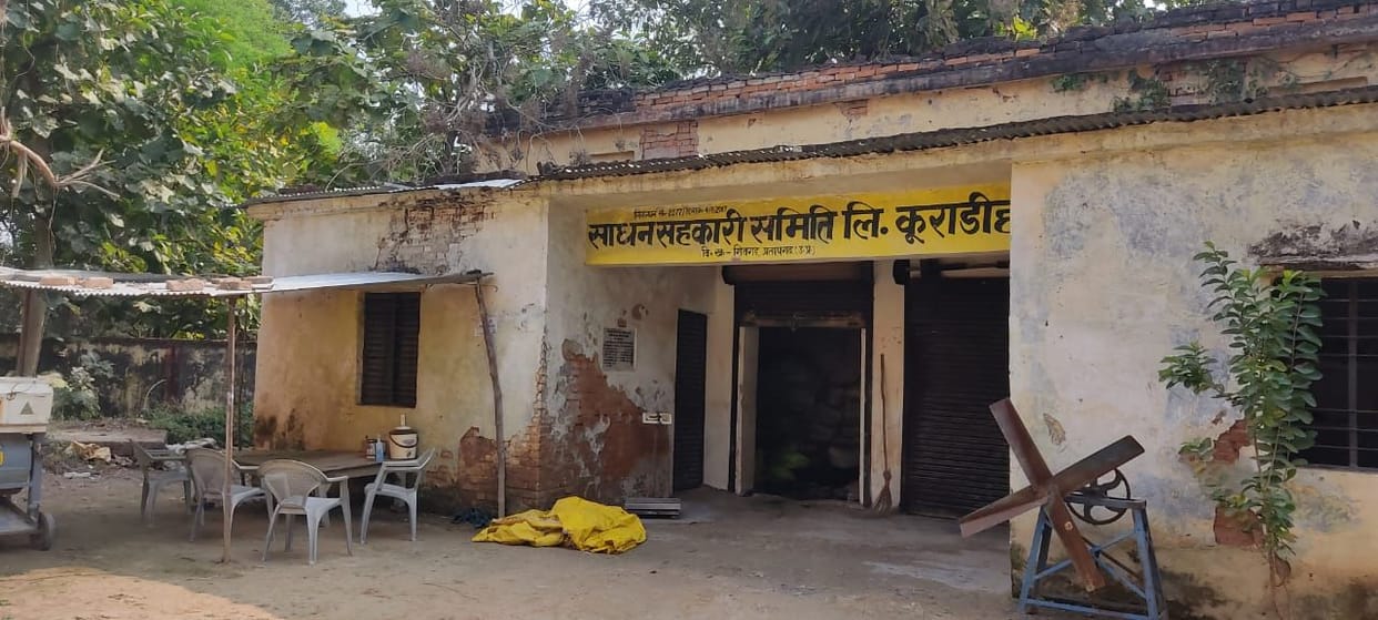 Arbitrariness at purchasing centers, farmers circling to sell paddy