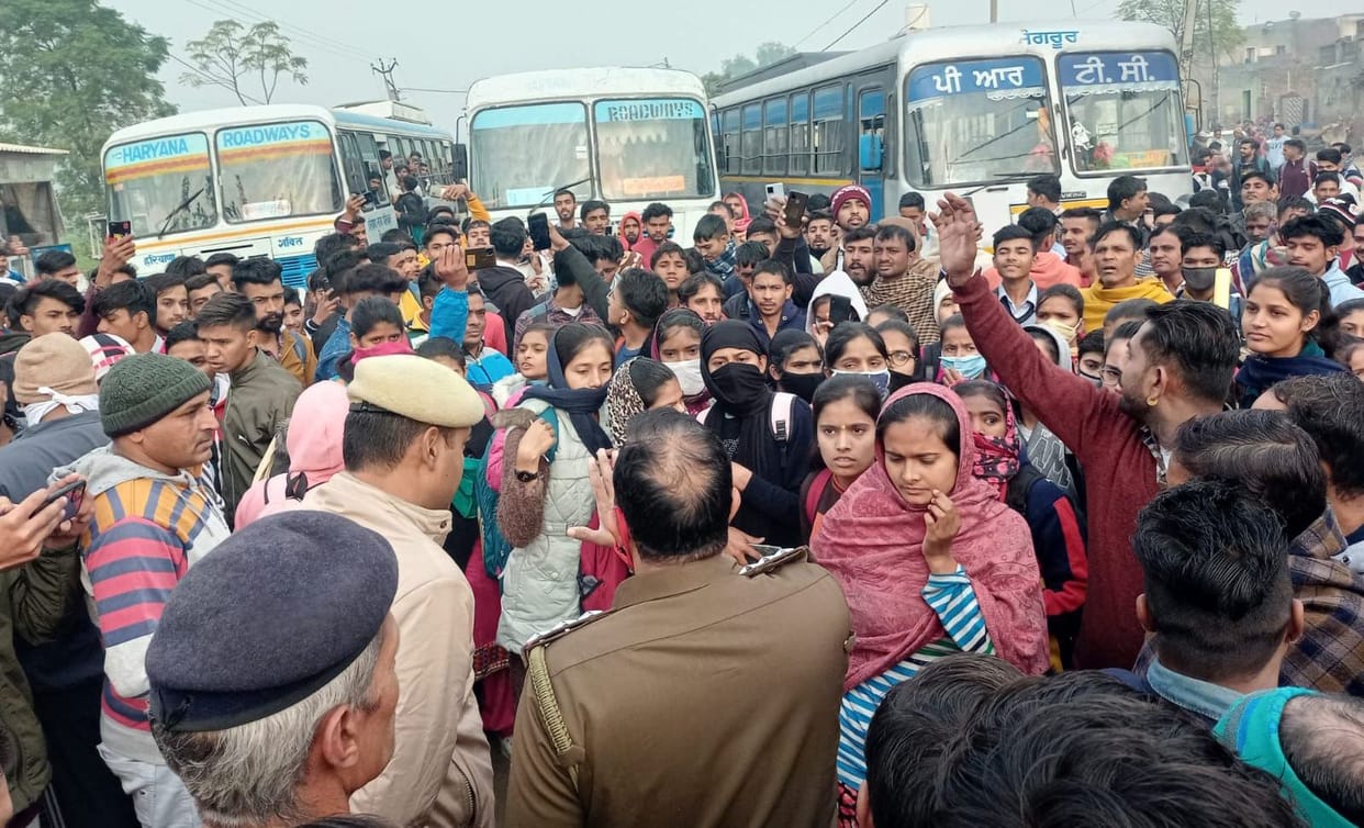 A day ago, the girl students had given a memorandum to the GM regarding the demand of the bus, if the bus did not stop, then there was a jam in Padla