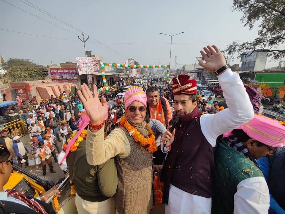 Crowd gathered in Jan Vishwas Yatra, flowers showered with conch shell