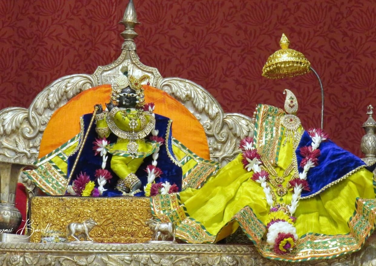 mathura: anupam maadhuree jodee hamaare shyaam shyaama kee...