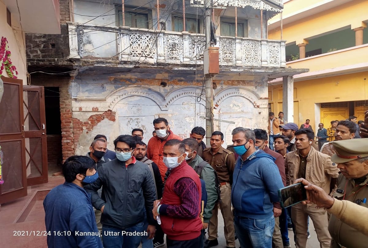 gst intelligence raids two big perfume and compound traders house in kannauj rupees and papers recovered