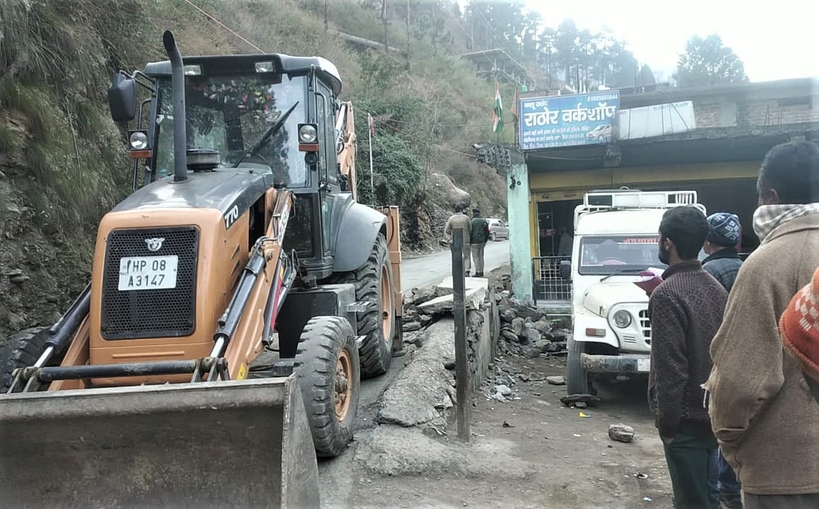 Lonvi removed illegal occupation from roadside in Nerwa
