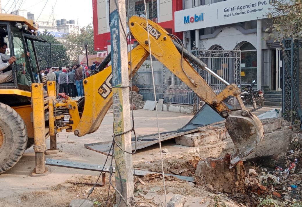 Corporation broke illegal occupation, shopkeepers protested