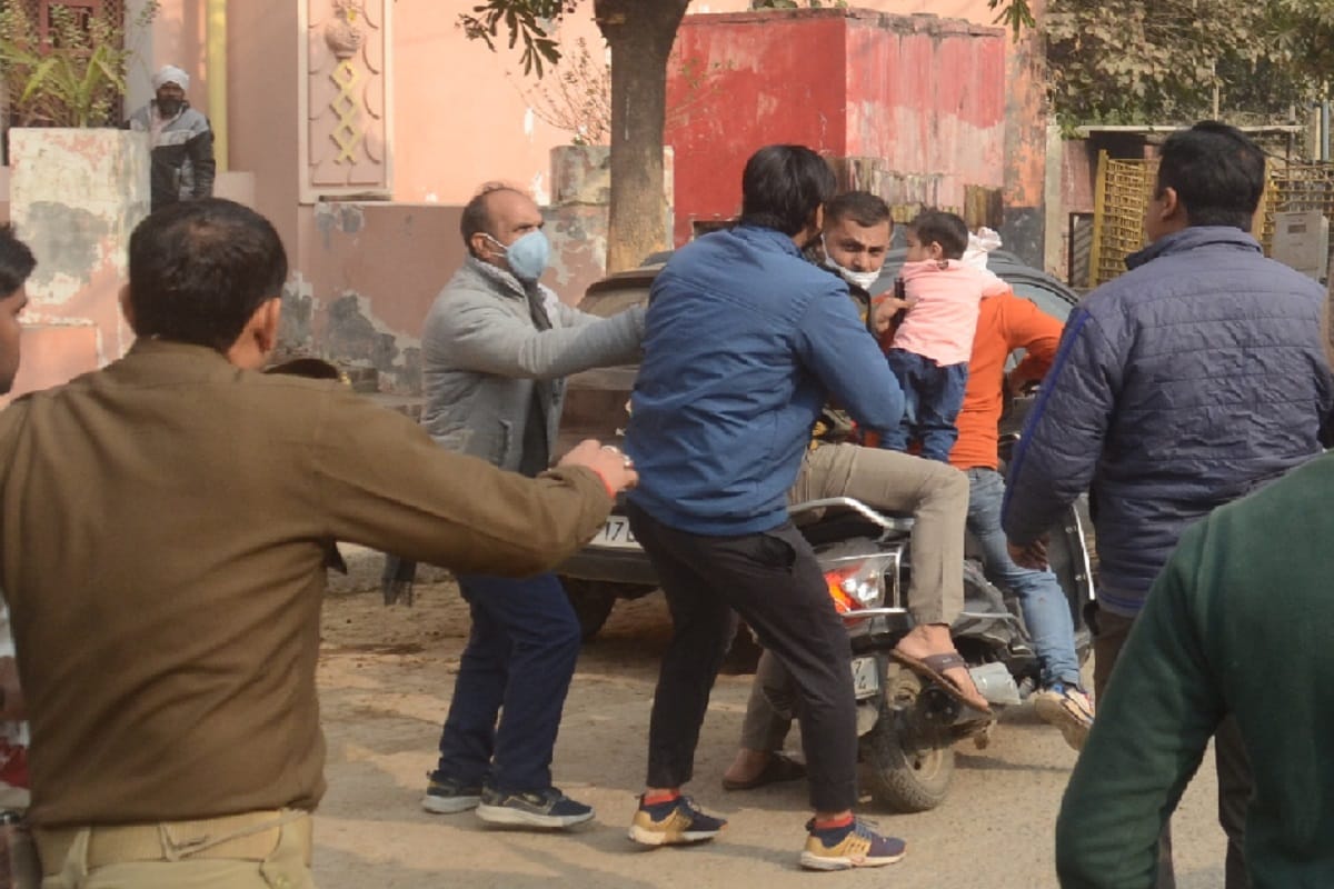 Baghpat News: raid in house of member and villagers have beaten up to employees of forest department